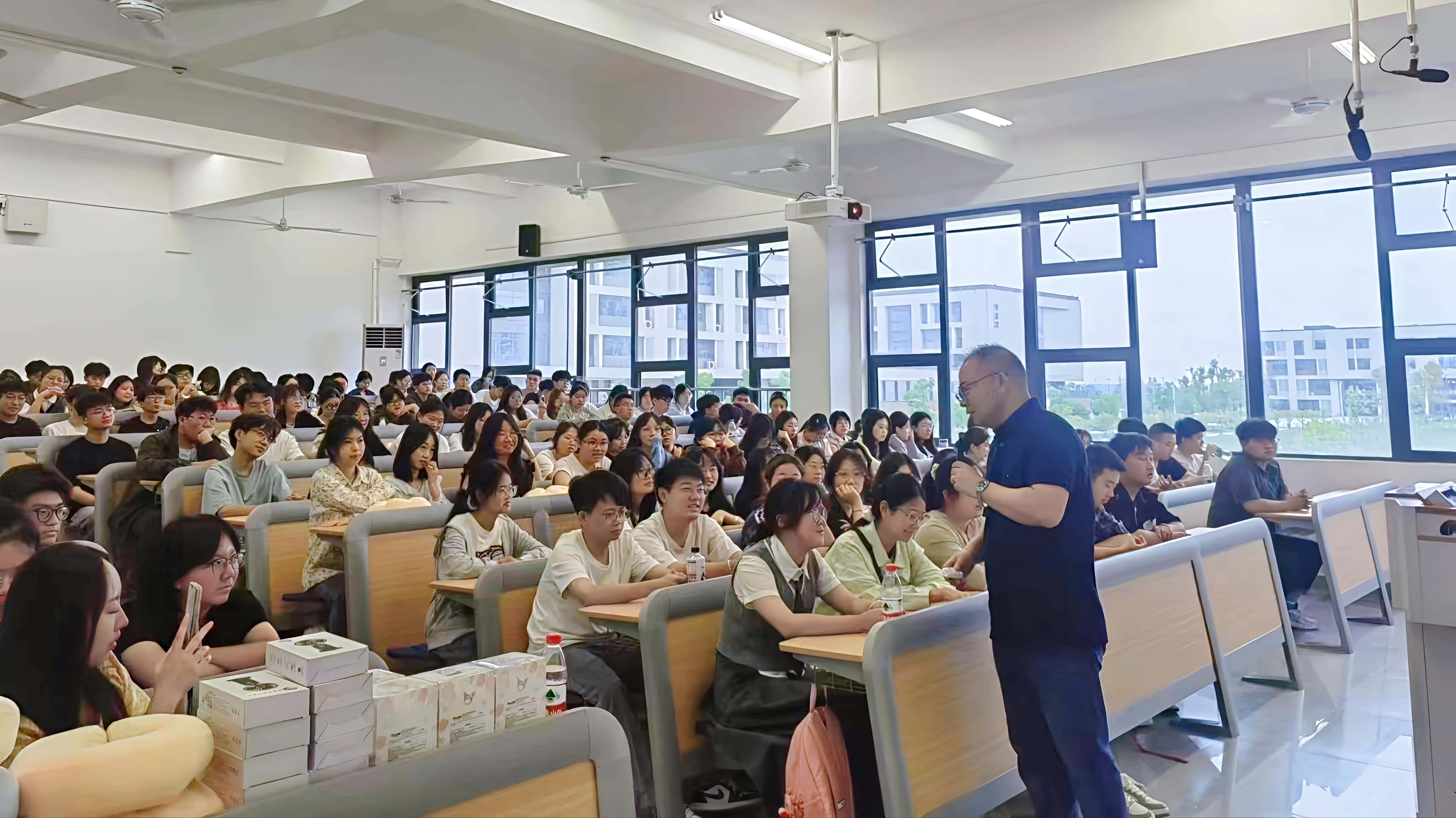 高俊贤老师赴南财红山授课