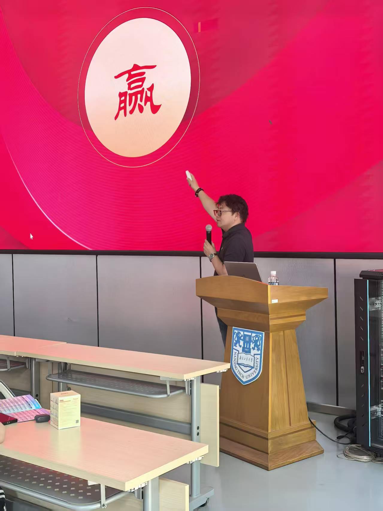 高俊贤老师在南理工浦江学院授课